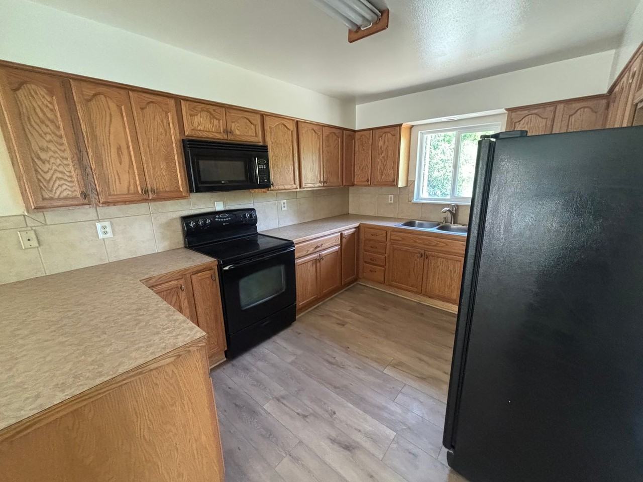1188 Ne Lincoln St - Photo 7 of 11