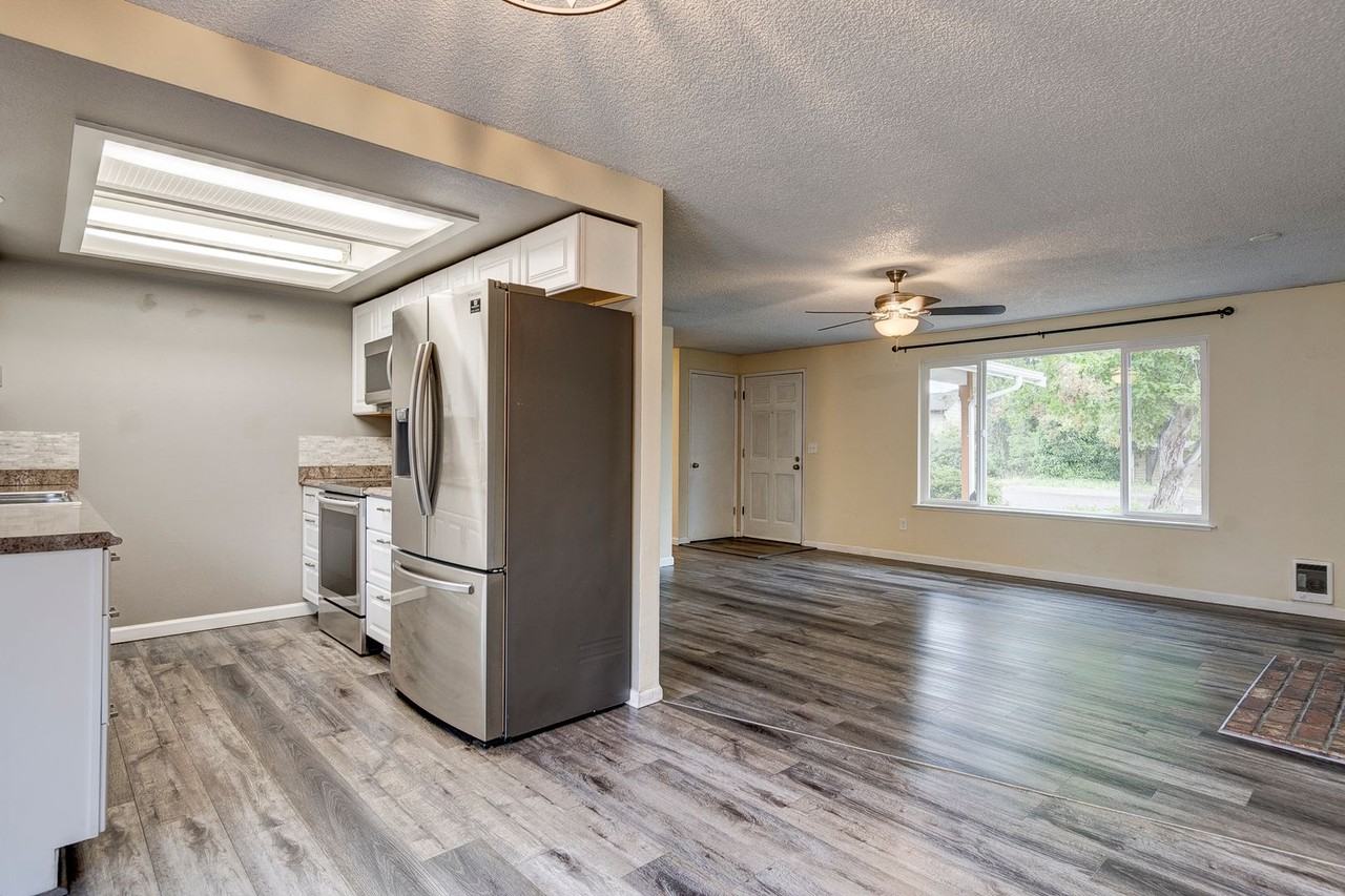 692 Northwest Hiyu Drive - Photo 2 of 26