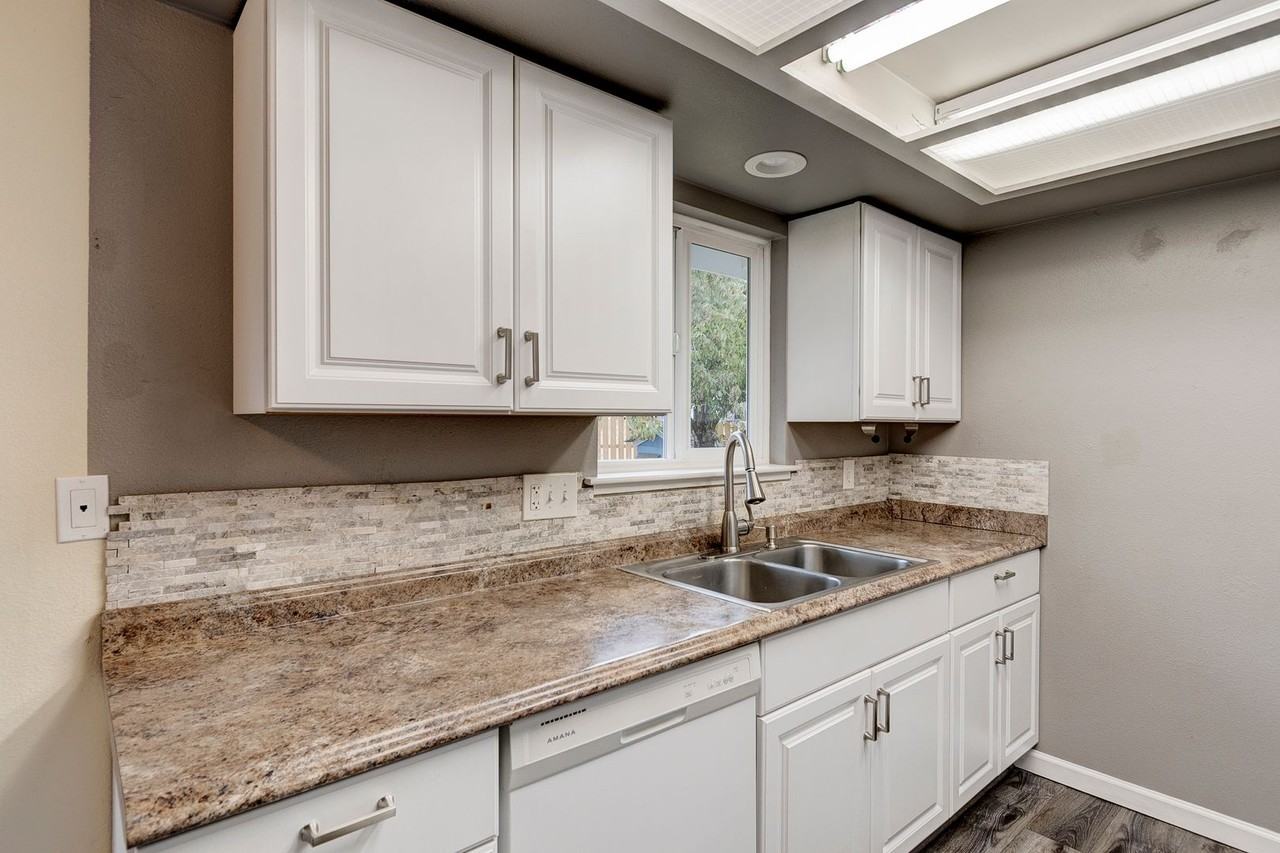 692 Northwest Hiyu Drive - Photo 3 of 26