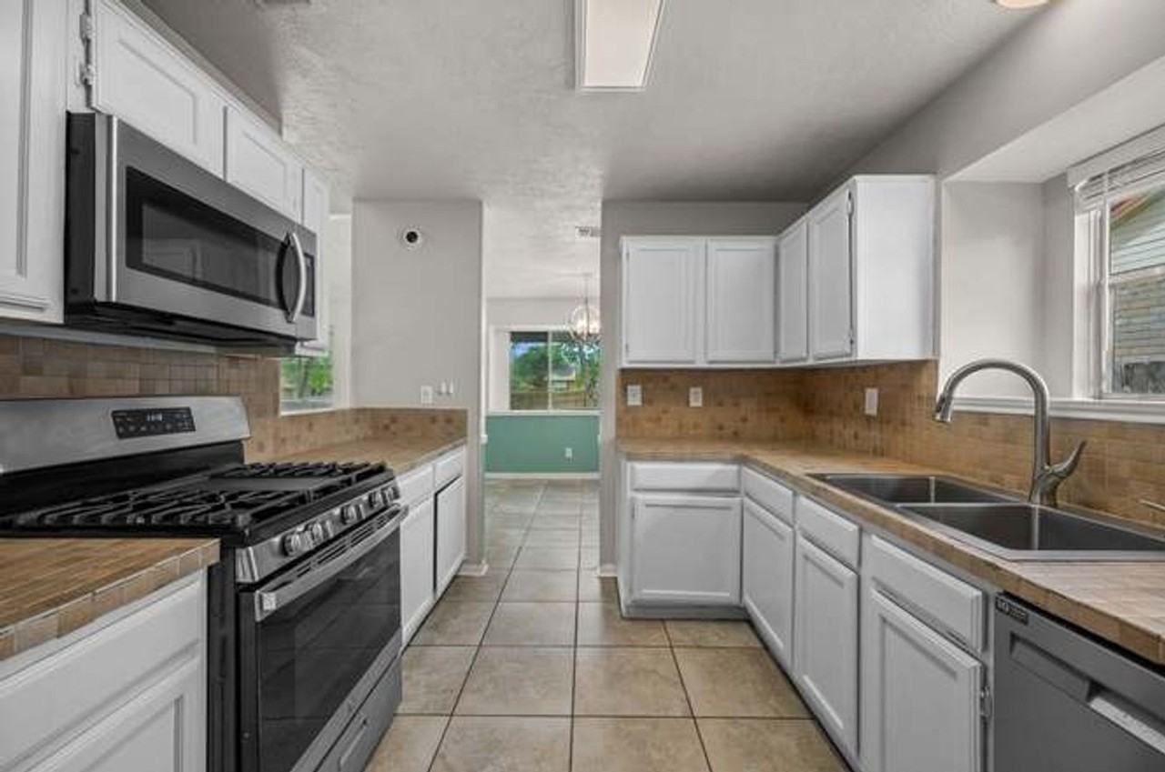 1605 Quail Run Rd - Photo 4 of 50