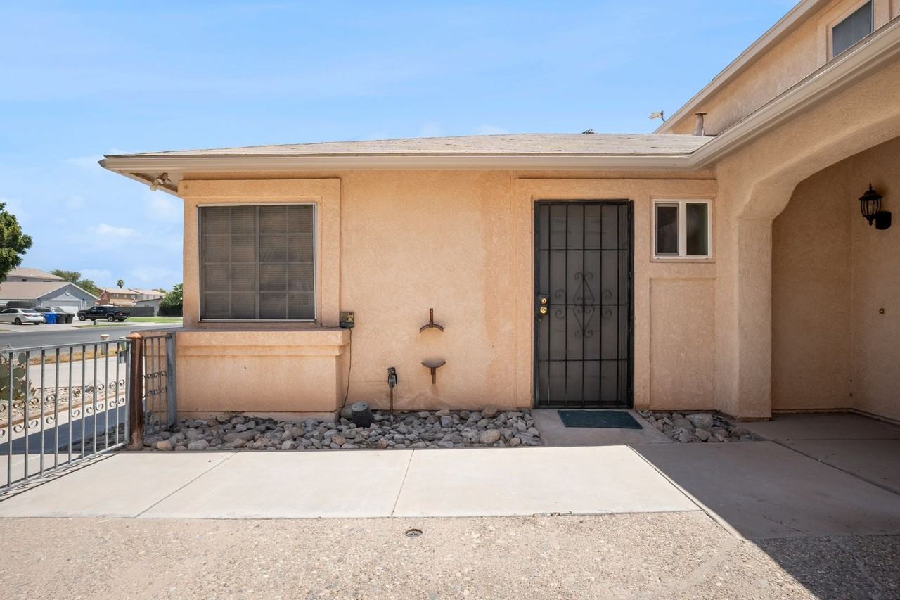 2571 W Orange Ave - Photo 3 of 42