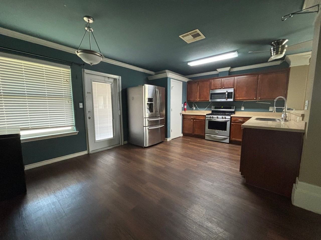 3902 Las Bahias Dr - Photo 6 of 18