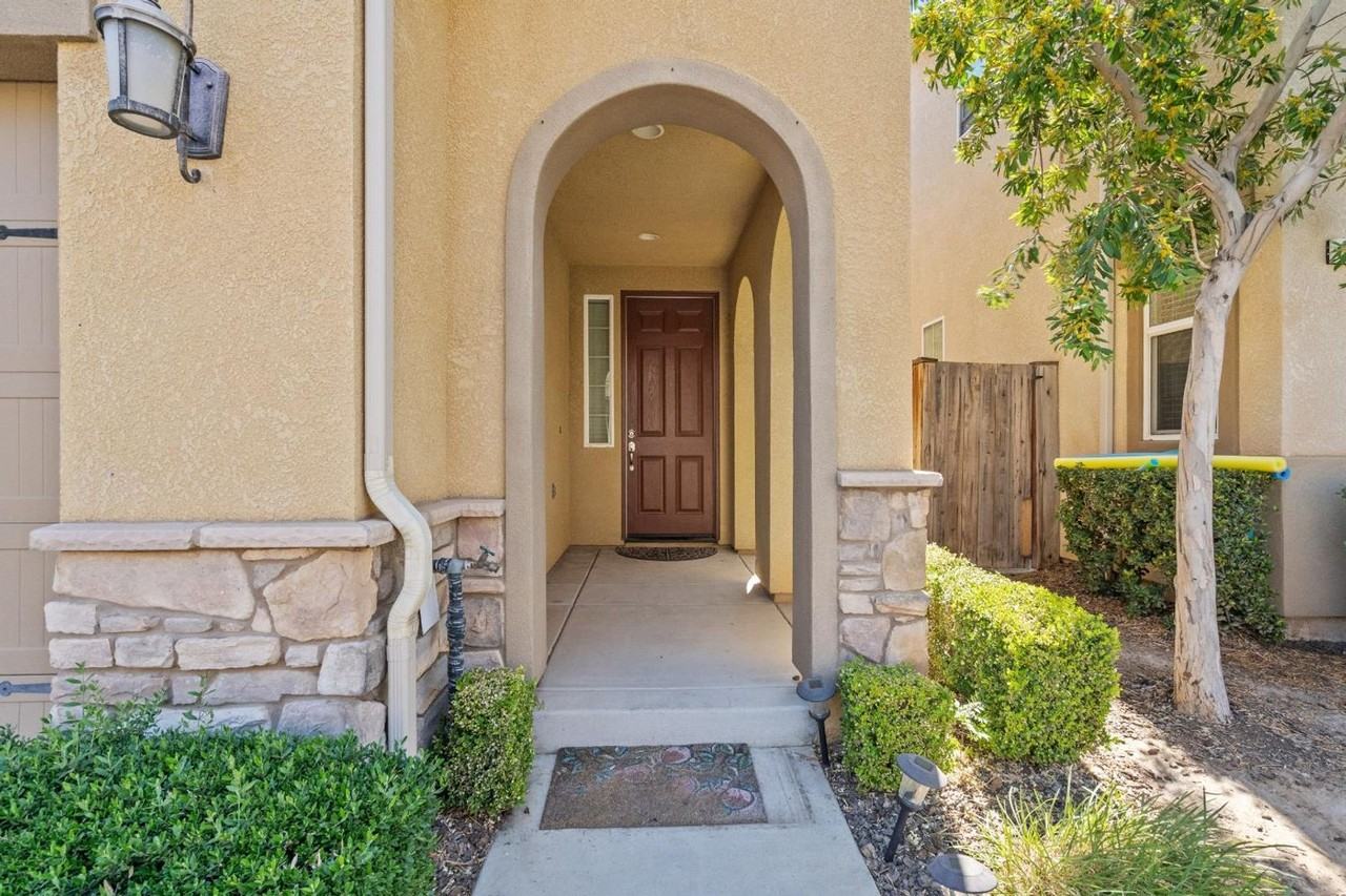 7050 N Oratorio Dr - Photo 2 of 21