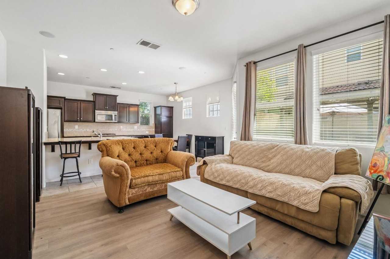 7050 N Oratorio Dr - Photo 3 of 21