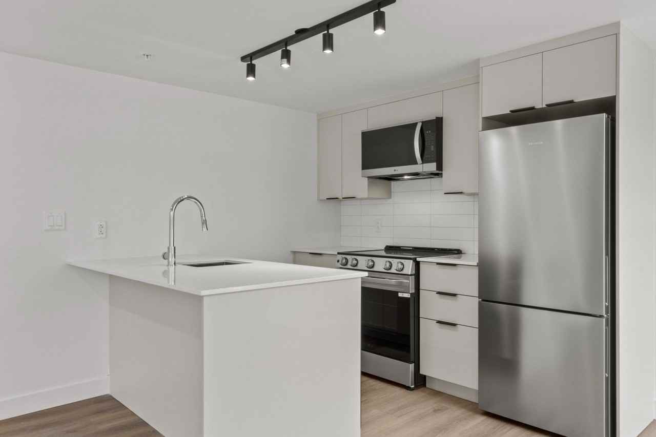 2162 Boul De Maisonneuve E - Photo 3 of 43