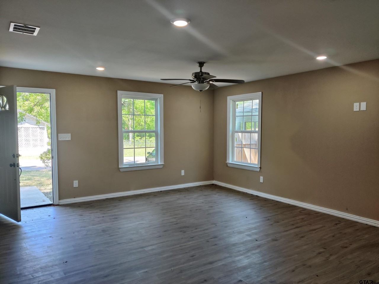 208 Lenox St - Photo 4 of 19