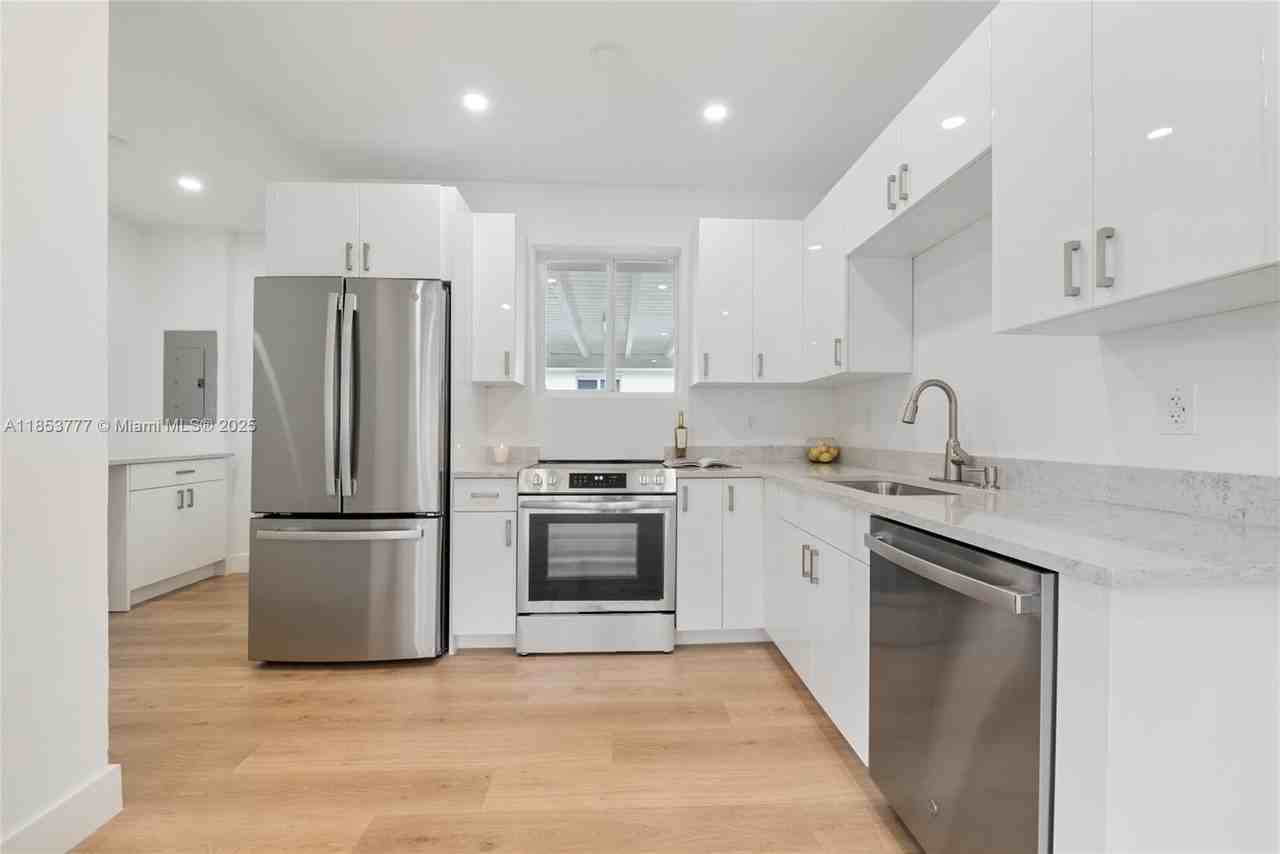 2811 Sw 65th Ave - Photo 4 of 22