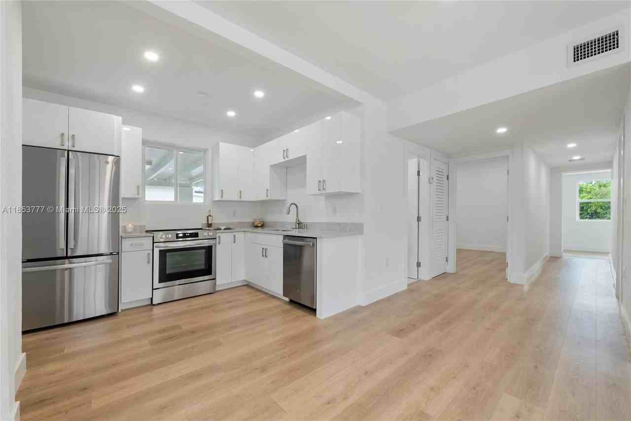 2811 Sw 65th Ave - Photo 7 of 22