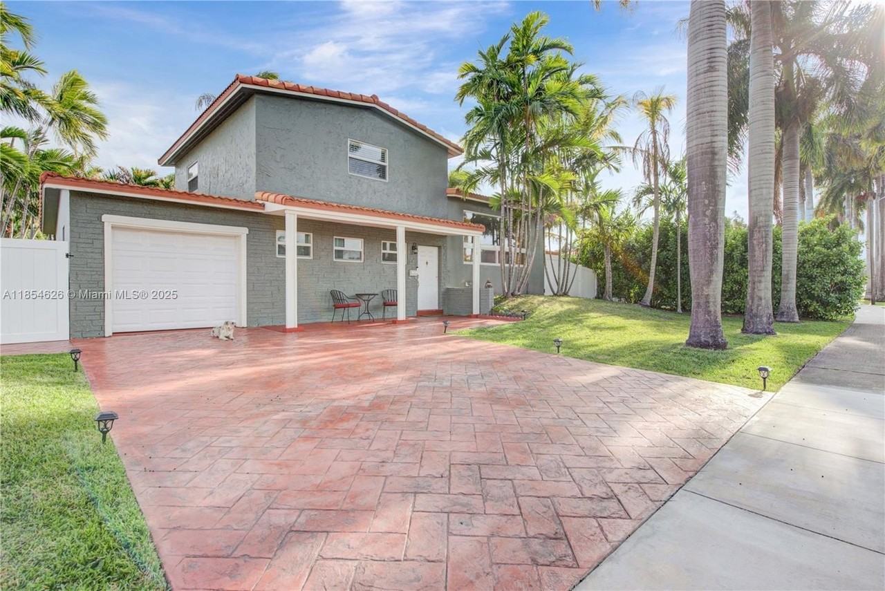 1100 Ne 4th St - Photo 2 of 32