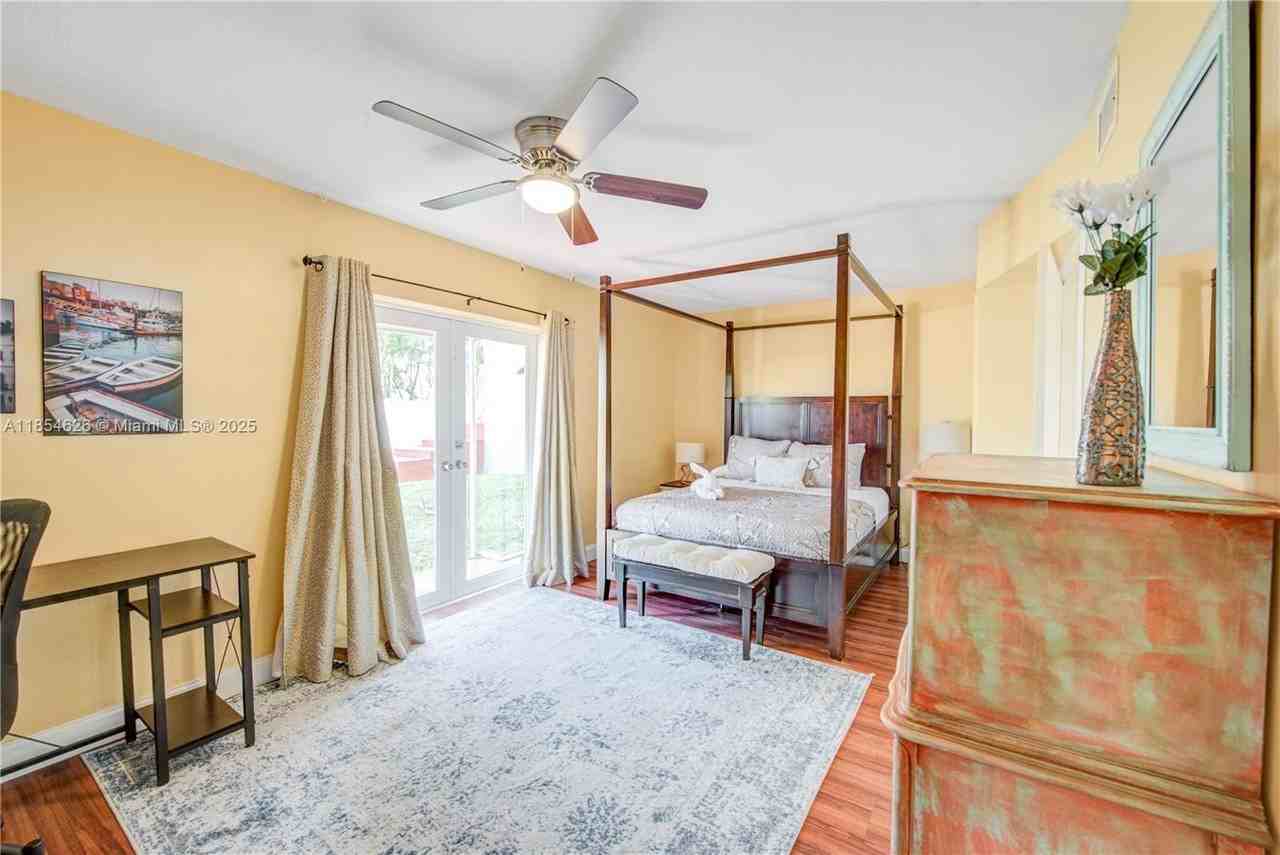 1100 Ne 4th St - Photo 3 of 32