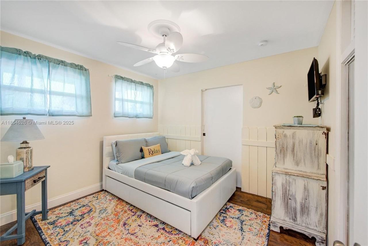 1100 Ne 4th St - Photo 4 of 32