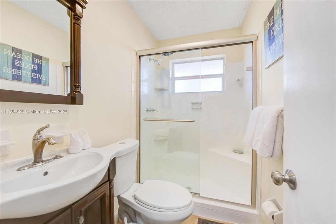 1100 Ne 4th St - Photo 6 of 32