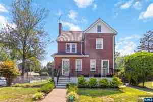 featured image of 106B Park Ave