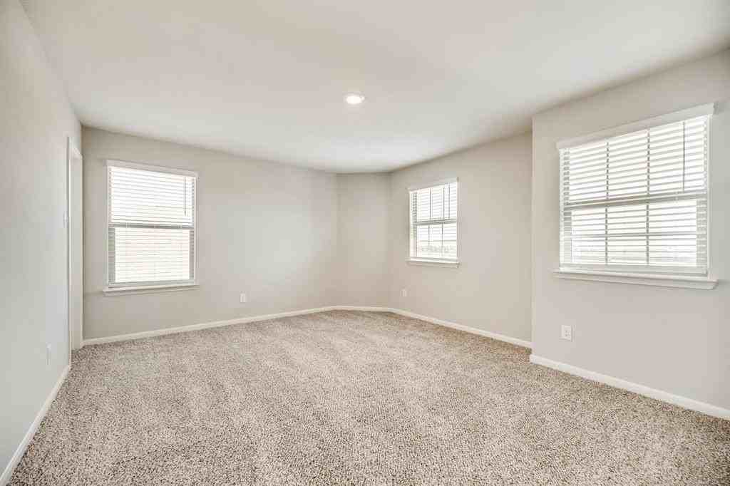 2100 Brentwood Dr - Photo 4 of 14