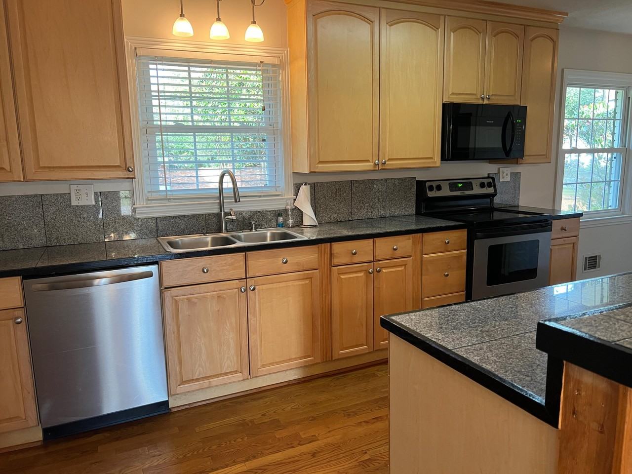 462 Gilbert St Se - Photo 6 of 22