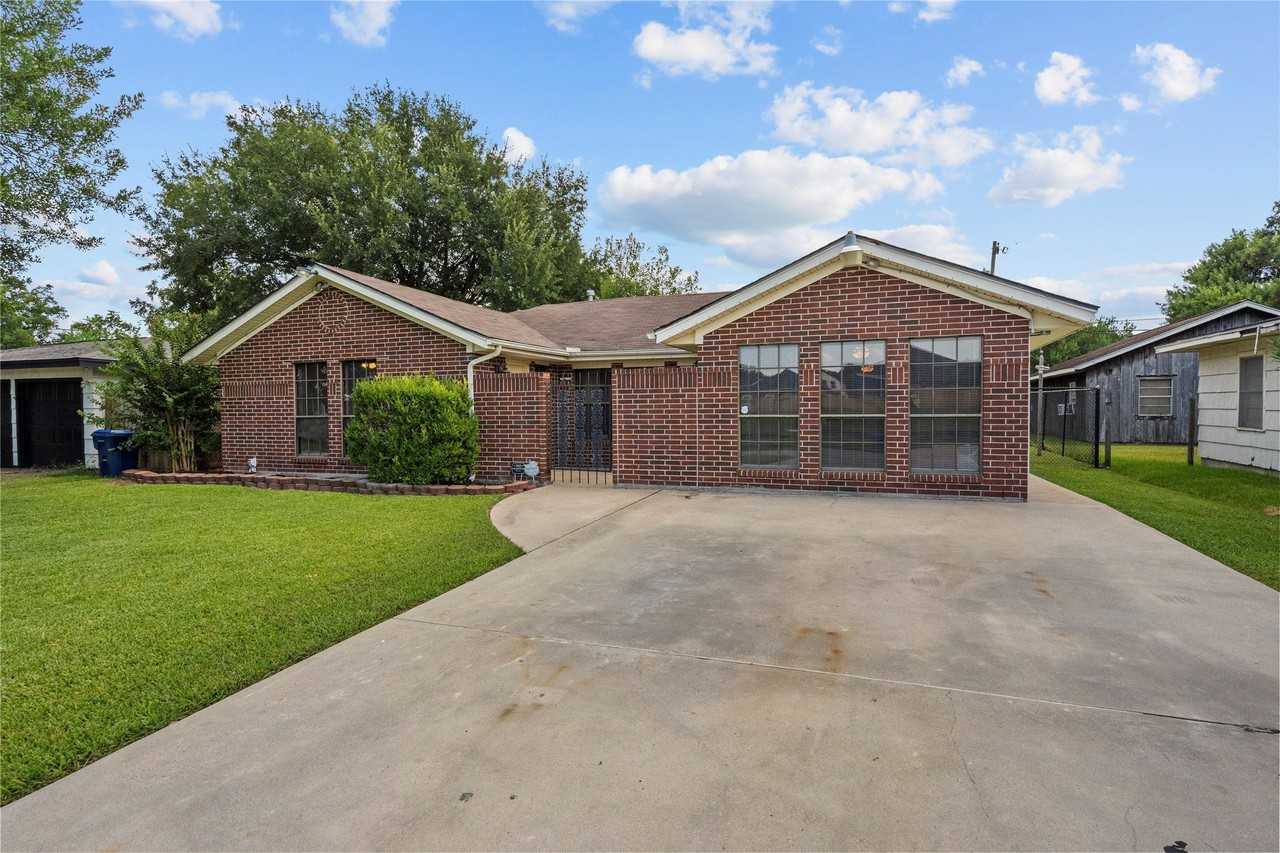 1421 16th Ave N - Photo 2 of 31