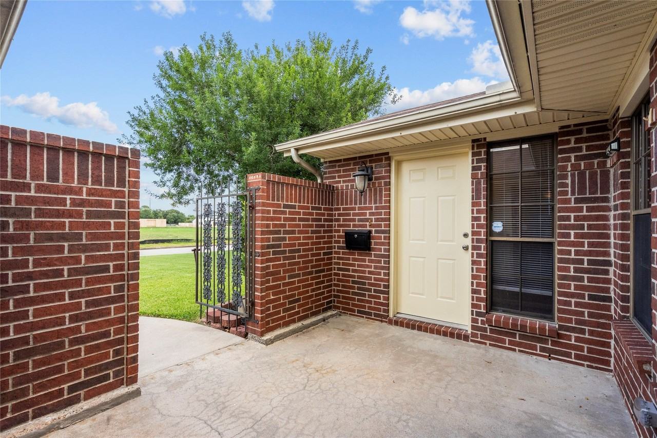 1421 16th Ave N - Photo 4 of 31