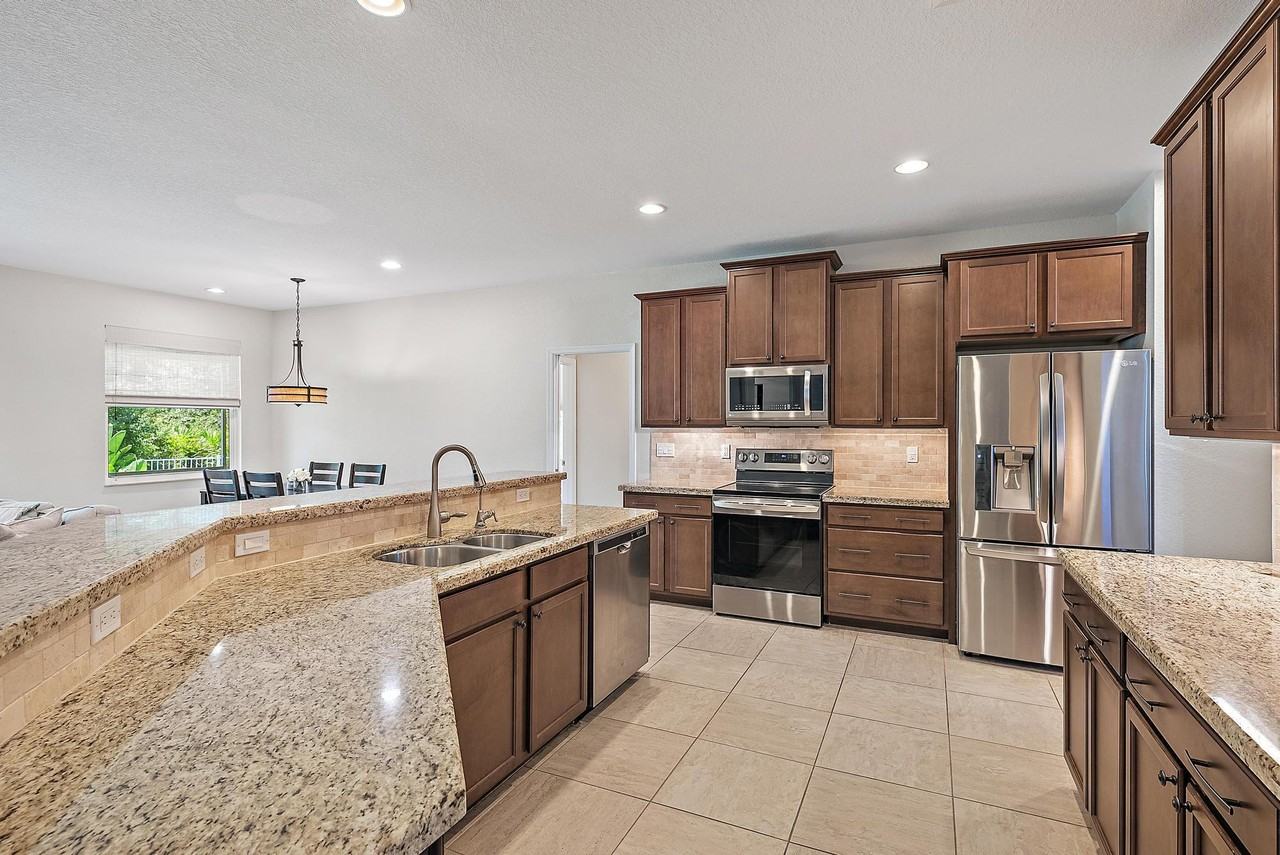 1208 Se Conference Cir - Photo 2 of 29