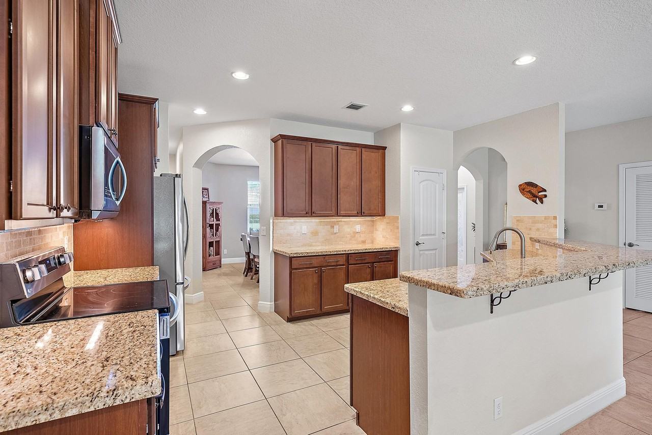 1208 Se Conference Cir - Photo 4 of 29