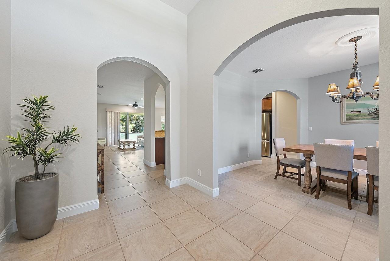 1208 Se Conference Cir - Photo 5 of 29