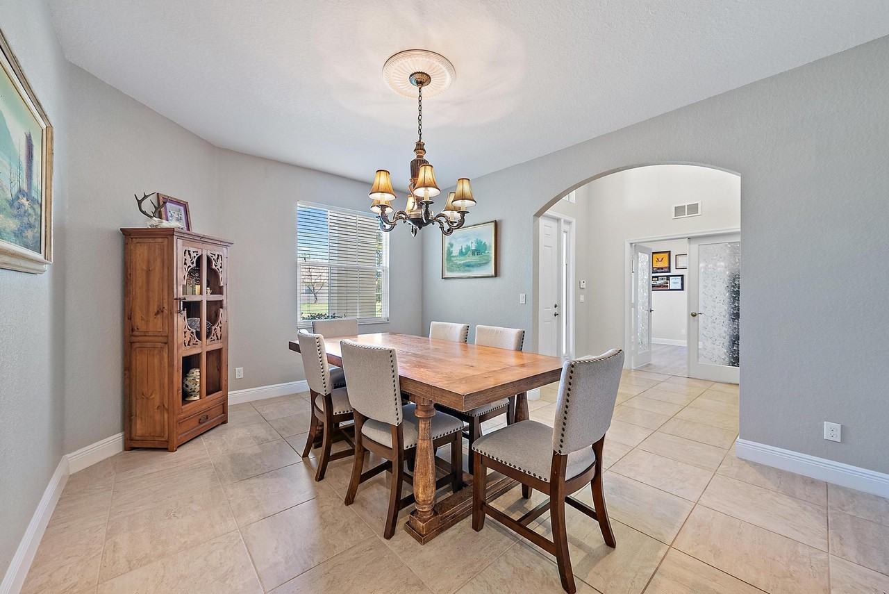 1208 Se Conference Cir - Photo 6 of 29