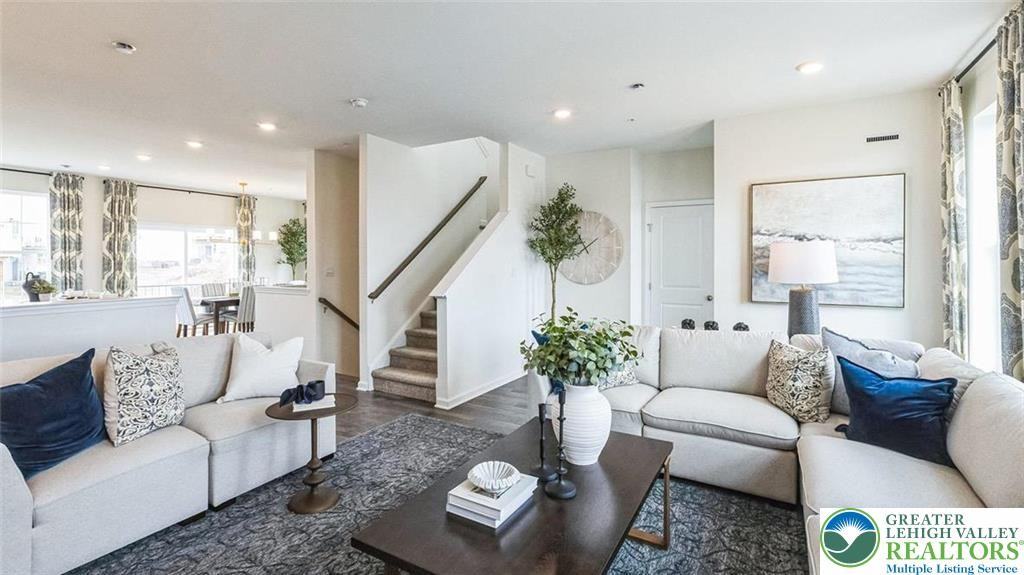 241 Winding Road - Photo 6 of 29