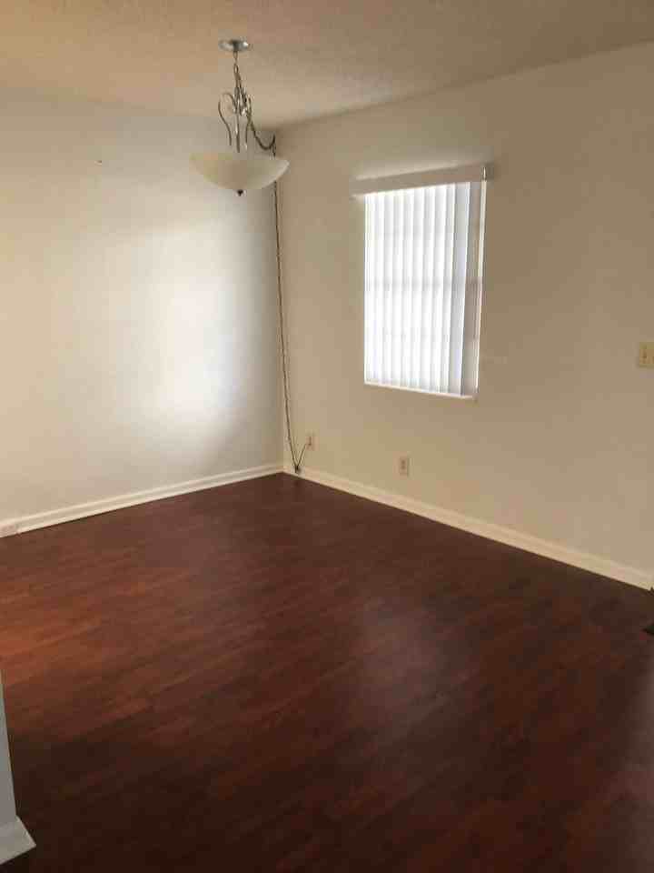 3085 Cornwall E - Photo 4 of 12