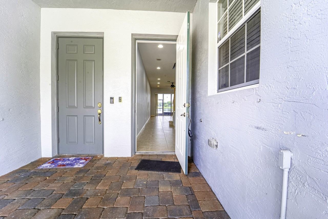 2177 Sw Cape Cod Dr - Photo 4 of 35