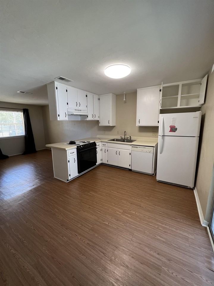 1033 Crossing Brook Way Apt D #D - Photo 2 of 8