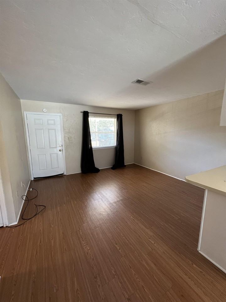 1033 Crossing Brook Way Apt D #D - Photo 3 of 8