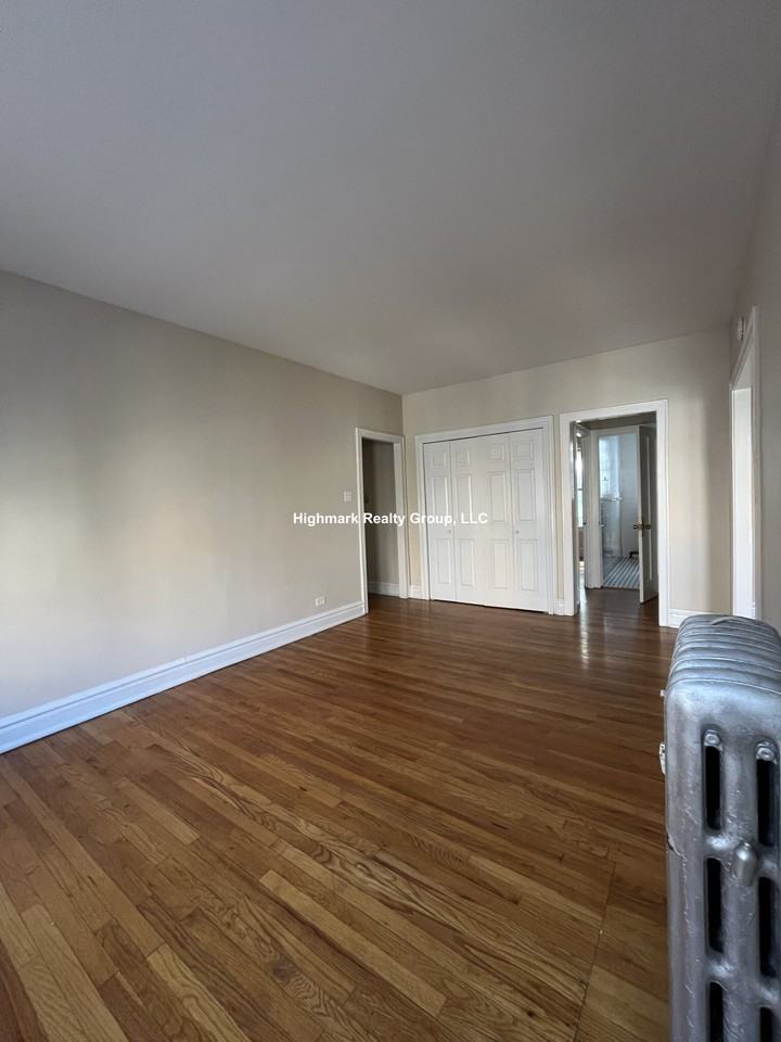 918 Reba Pl #3S - Photo 4 of 9