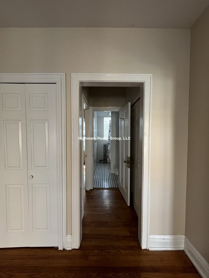 918 Reba Pl #3S - Photo 5 of 9