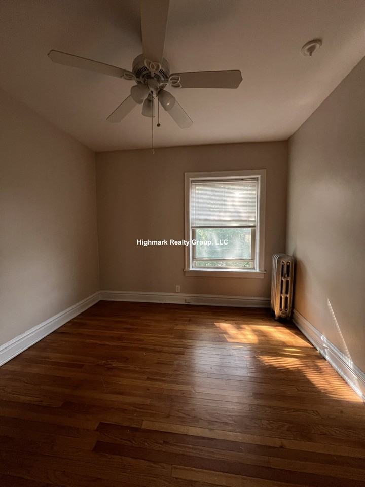 918 Reba Pl #3S - Photo 7 of 9