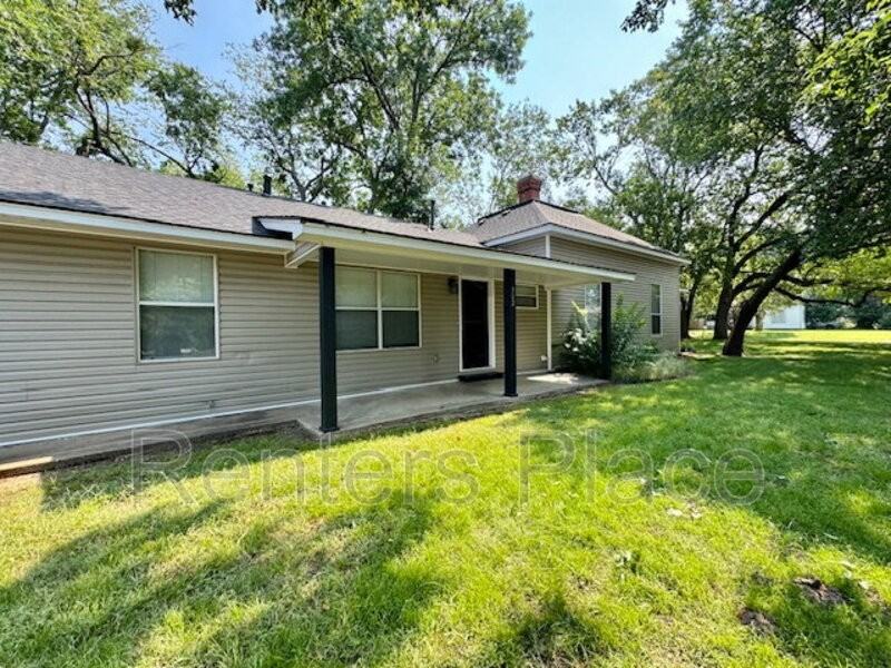 302 W 8th St - Photo 2 of 16