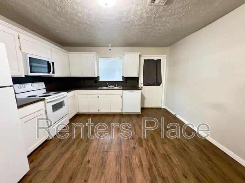 302 W 8th St - Photo 3 of 16