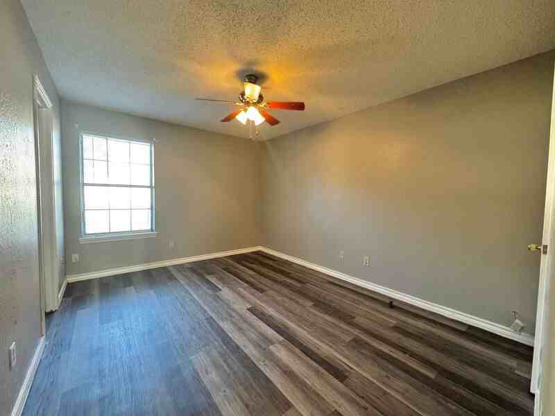 2 Forest Villa Apartments - Photo 3 of 4