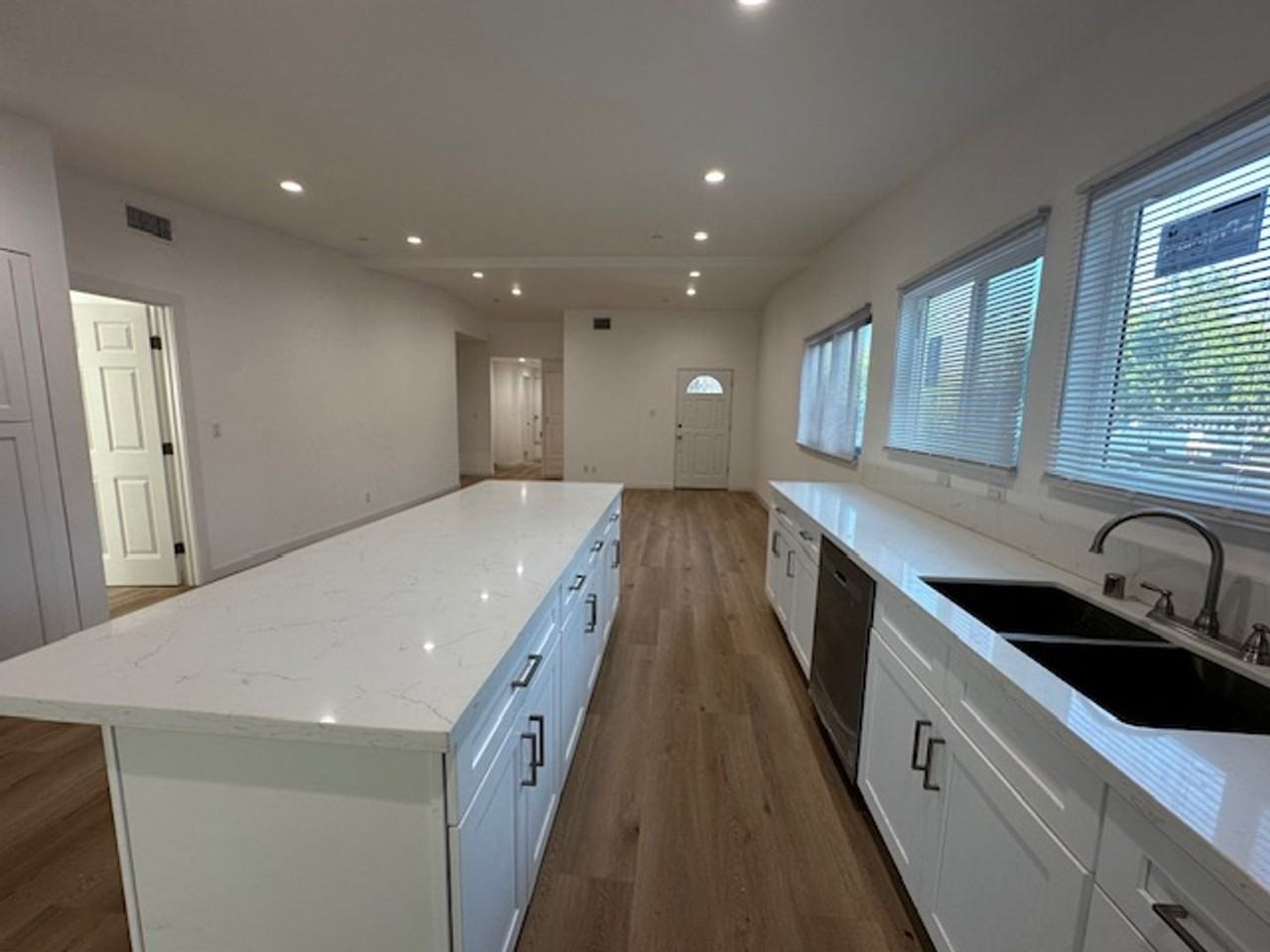 19432 Keswick St - Photo 3 of 18