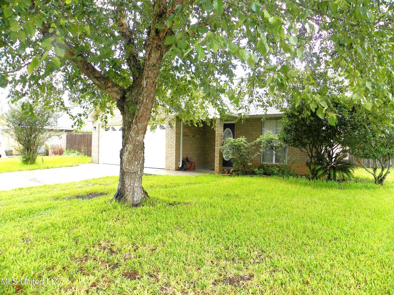 2084 Carolwood Dr - Photo 2 of 32