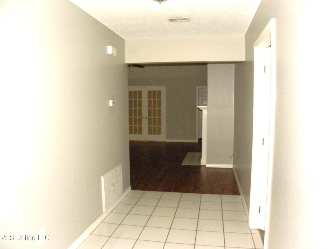 2084 Carolwood Dr - Photo 3 of 32
