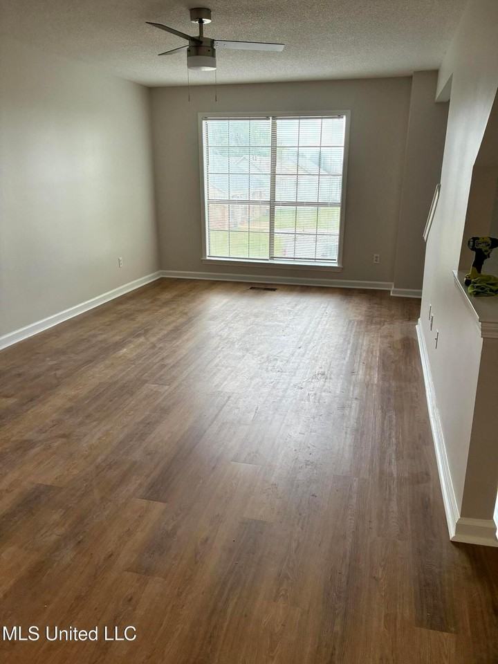 1027 Riley St - Photo 2 of 9