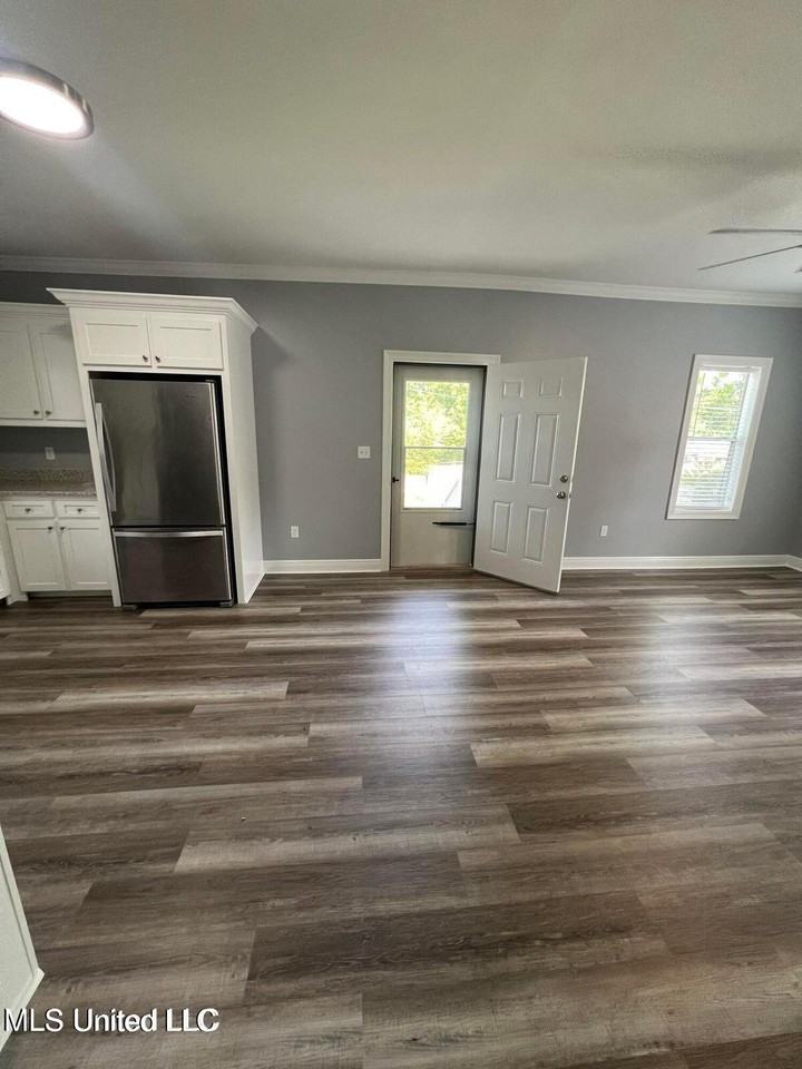 614 Stulin St - Photo 3 of 10