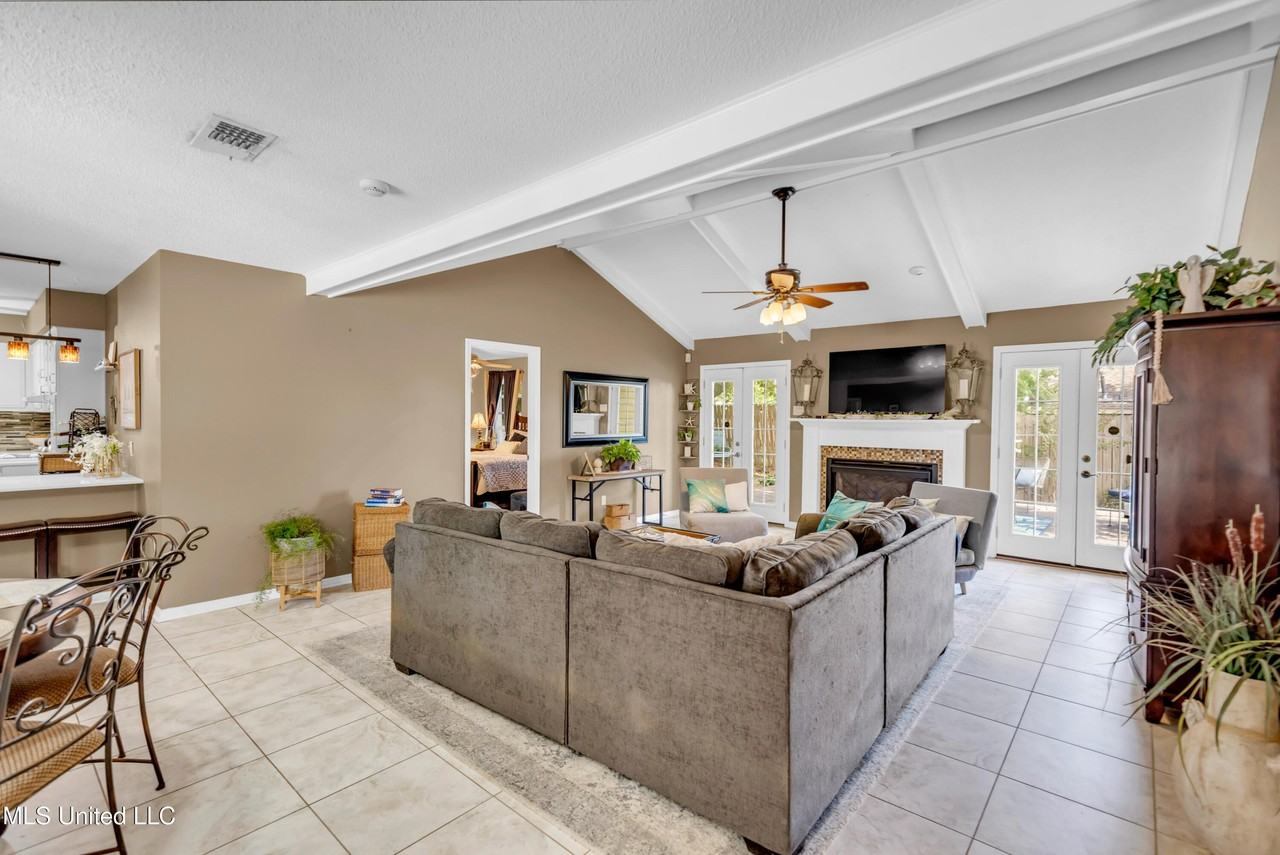 109 Palm Ave - Photo 3 of 25