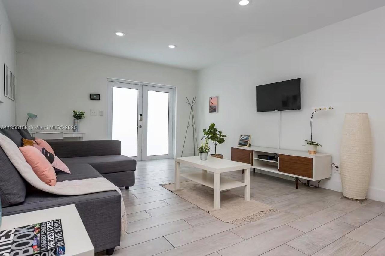 350 Nw 50th St - Photo 4 of 27