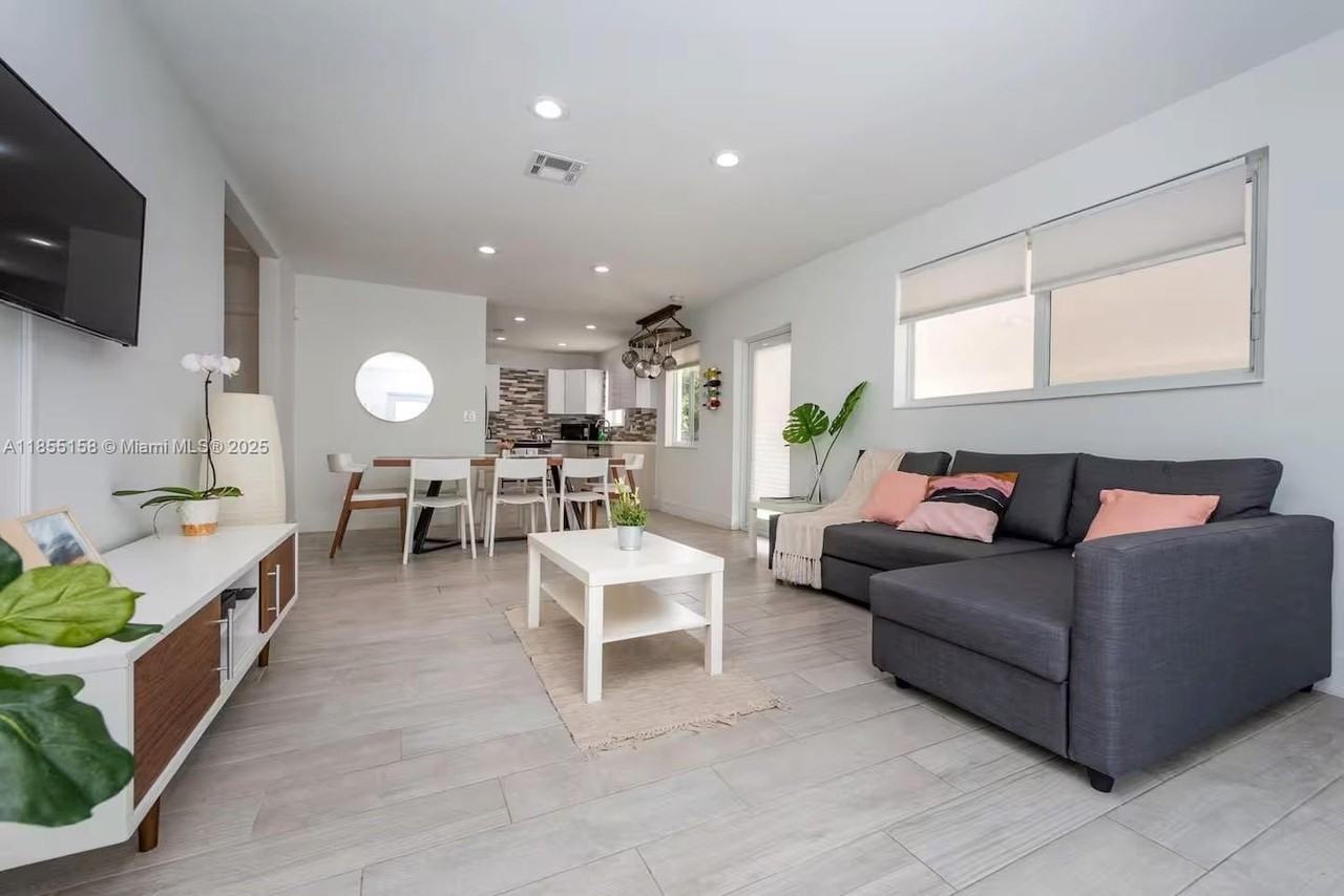 350 Nw 50th St - Photo 5 of 27