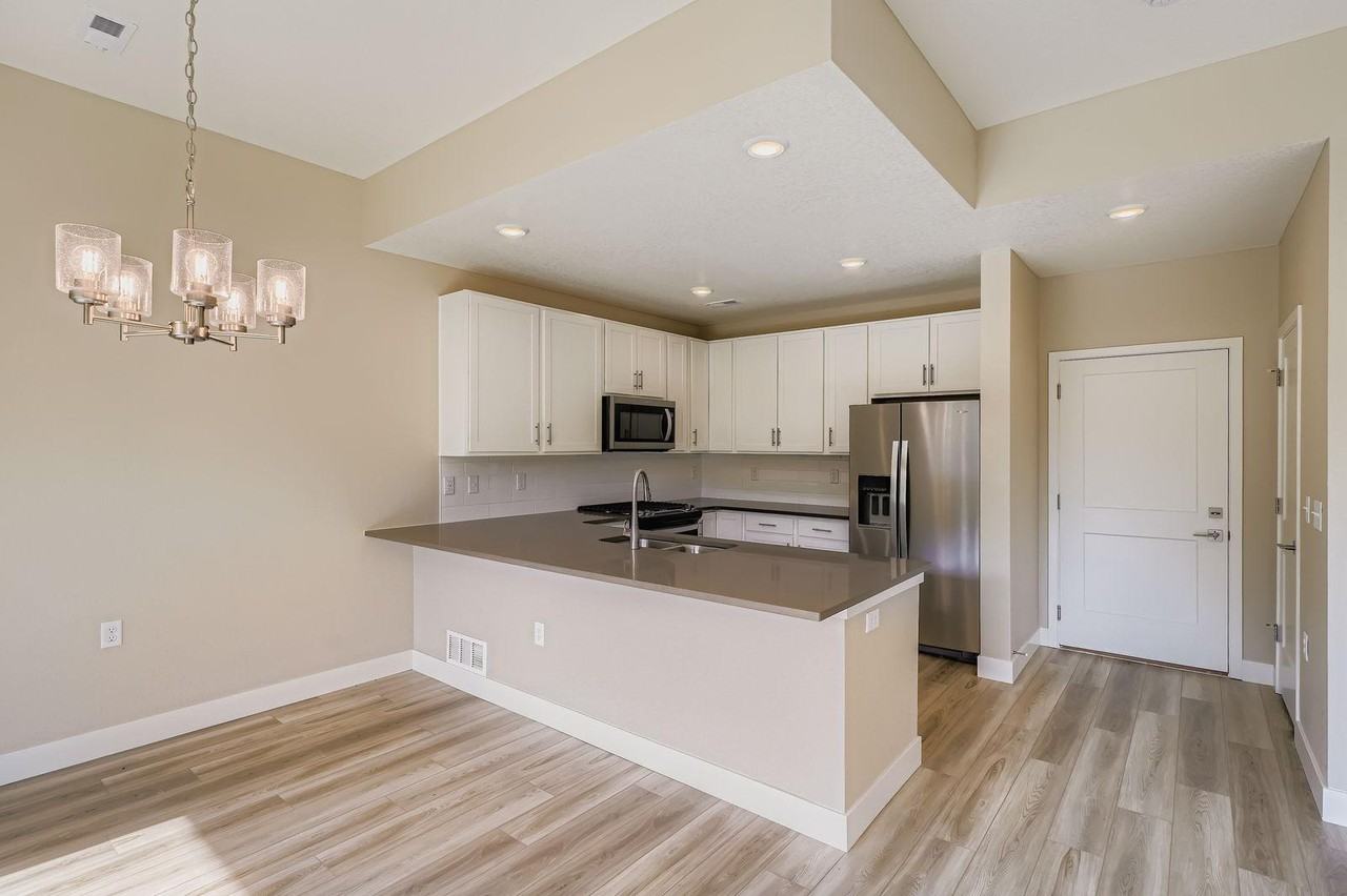 Barry Linn Townhomes - Photo 5 of 30