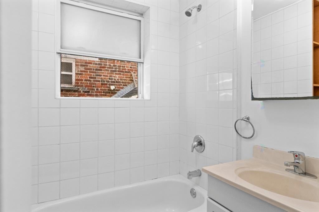 110 Rue Willibrord - Photo 5 of 19