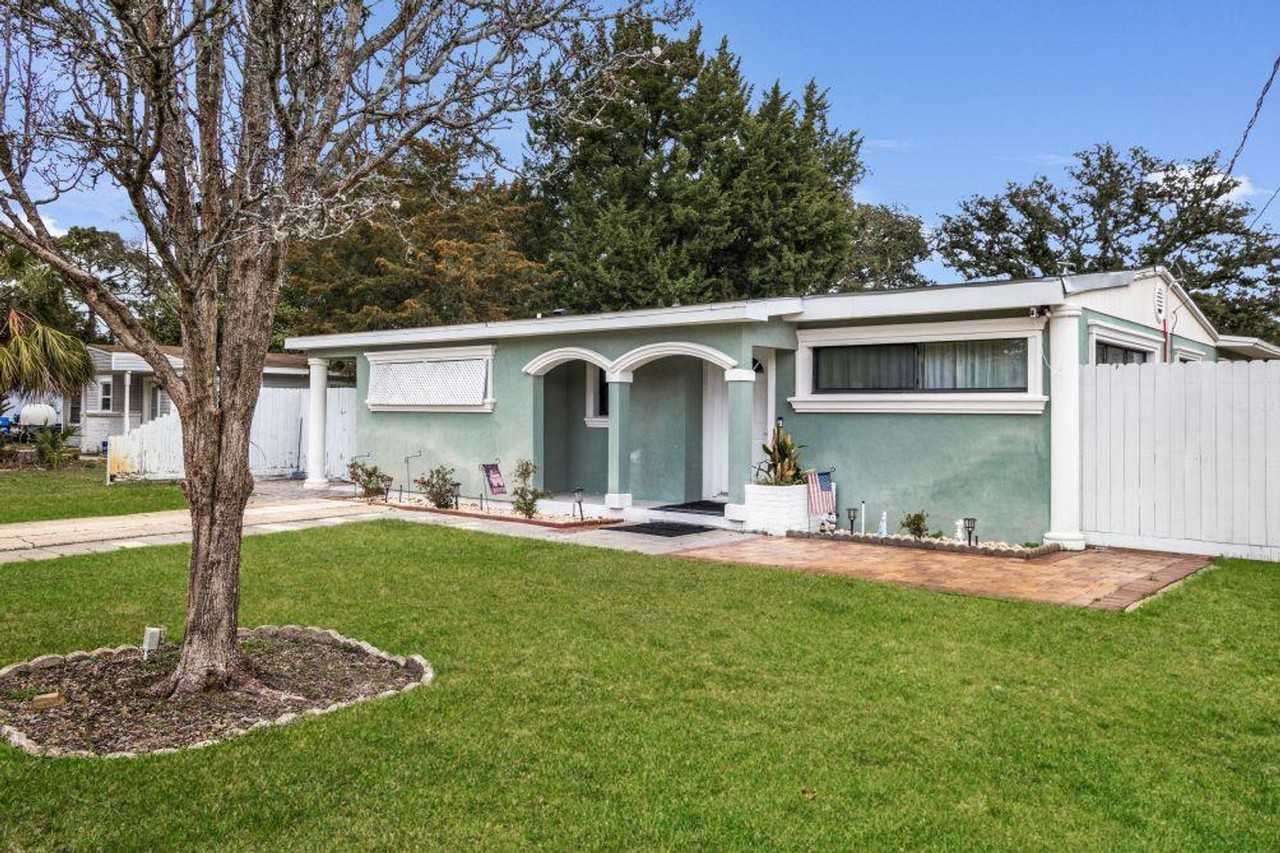 117 Wellington Rd #1266281P - Photo 2 of 19