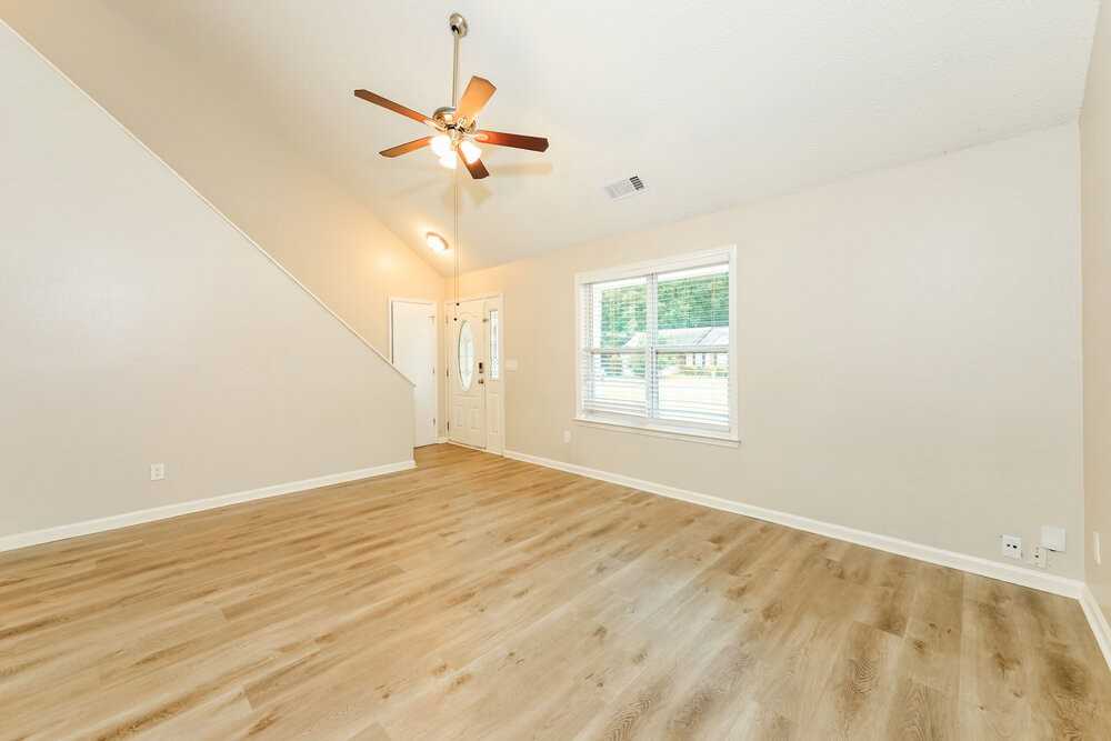 1612 Picadilly Ct Ne - Photo 4 of 17