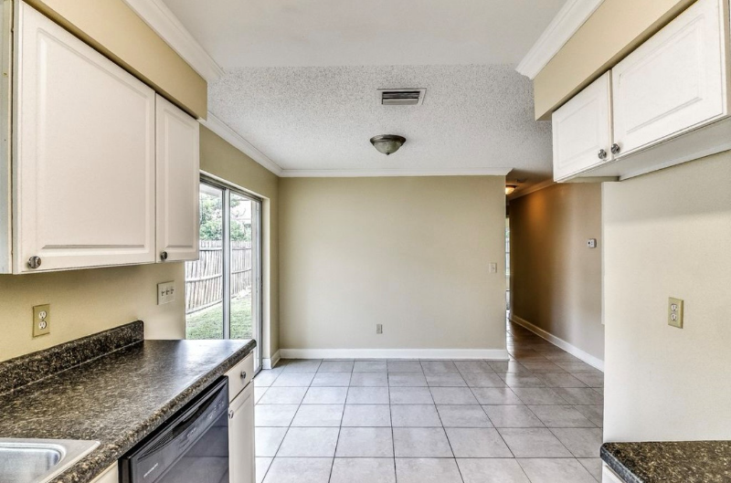 6427 Summit Dr - Photo 2 of 9