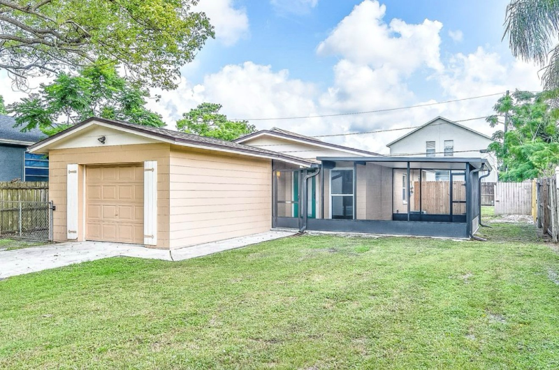 6427 Summit Dr - Photo 3 of 9